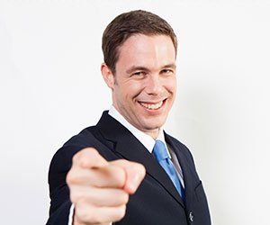 指名をする男の人