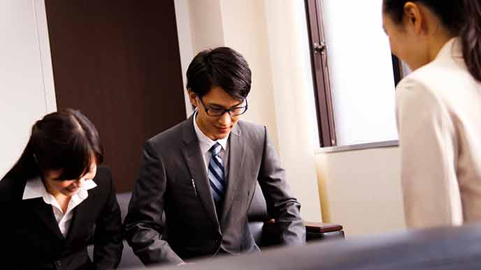 顧客に謝罪する会社員