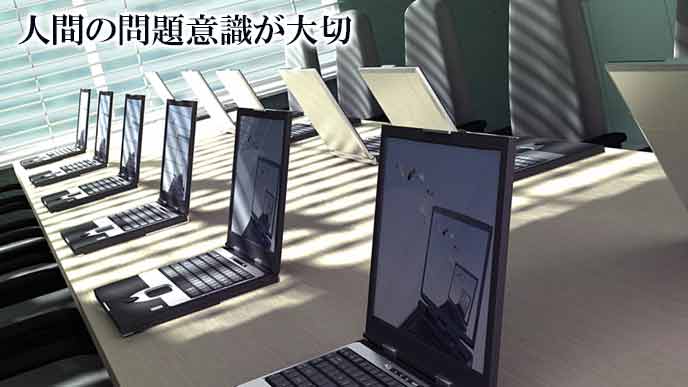 無人の事務室に並ぶPC