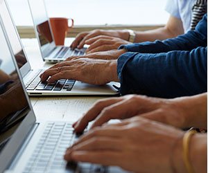 ノートパソコンを操作する人の手