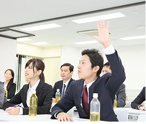 質問を聞く男の人