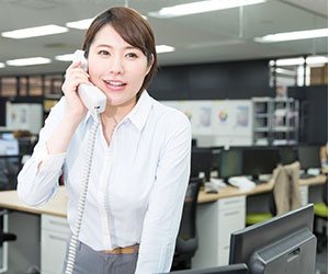 電話にでる女性社員