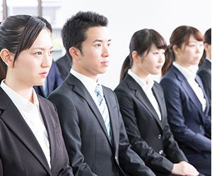 話を聞く新入社員