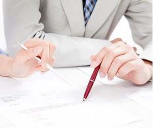 ペンを持つ社員2人