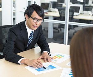 説明をする男性社員