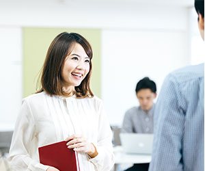 他の社員と話す女性社員