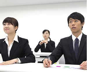 社内勉強会の主催者の話を聞く社員