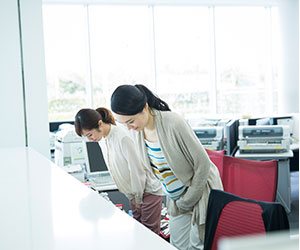 お礼をする女性社員