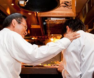 上司に励まされる部下