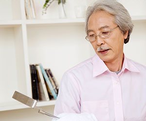 ゴルフクラブを持つ男の人