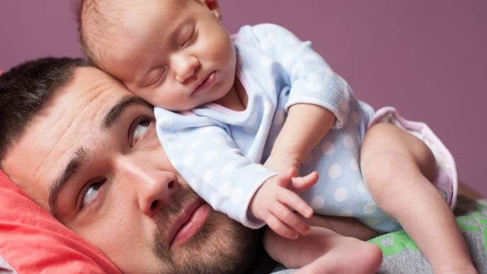 赤ちゃんの世話をする男性