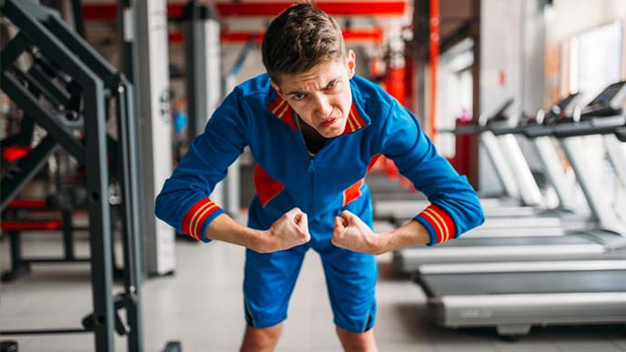 アスレチッククラブで身体を鍛える男性