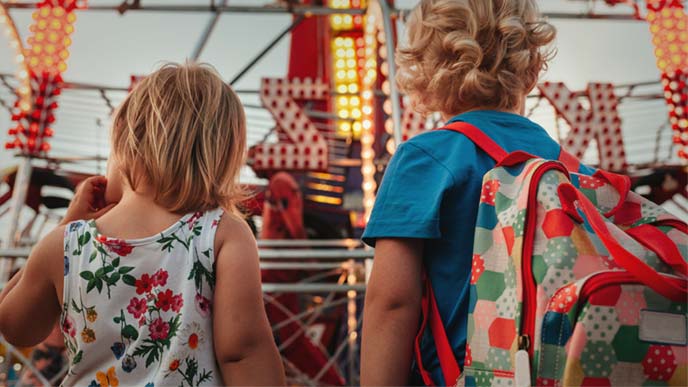 アミューズメントパークの少女