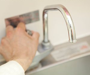 蛇口を回す人の手