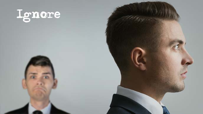 無視する男性上司と無視される男性部下