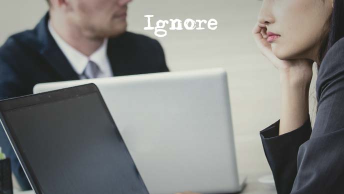 無視する女性部下と無視される男性上司