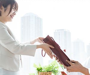 仕事でプレゼントをあげる女性