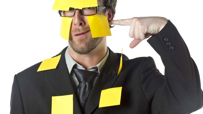 付箋を貼りつけた男性