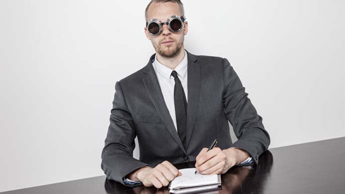 ノートをとる男性