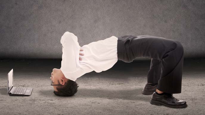 特殊な方法でノートPCを見る男性