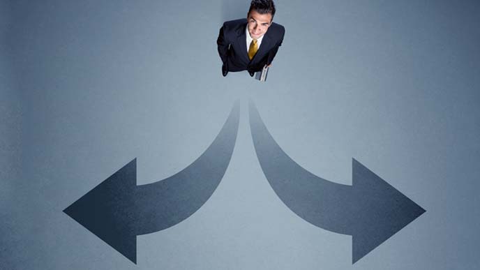 分岐点で微笑む男性