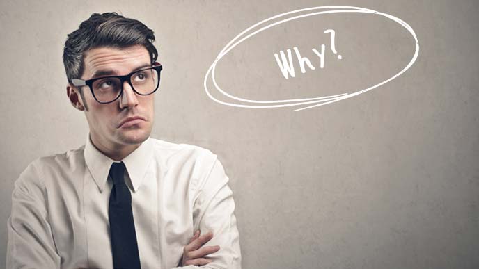 理由を考える男性