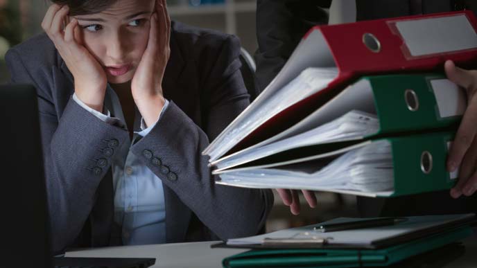 どっさり仕事を渡されてビビる女性社員