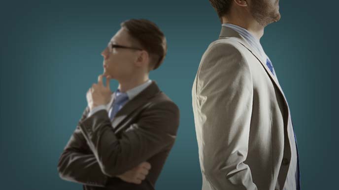 無視し合う二人の男性