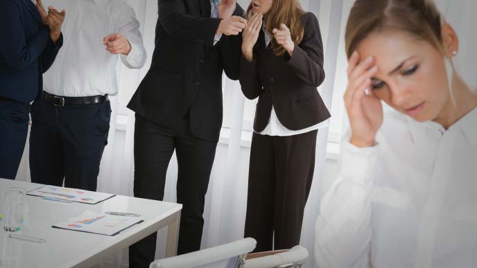 陰口を叩かれ滅入っている女性社員