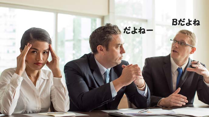 血液型の話をしている男性2人と傍らでこめかみに手を当てる女性