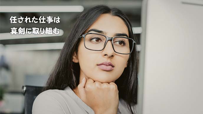 モニタを真剣に覗き込む女性