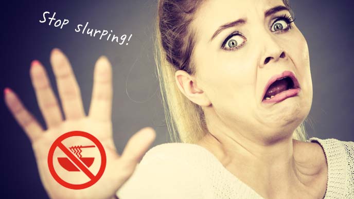 手を突き出し嫌がる女性