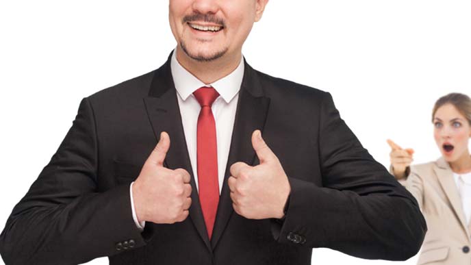 自慢している男性と後ろ指さしている女性