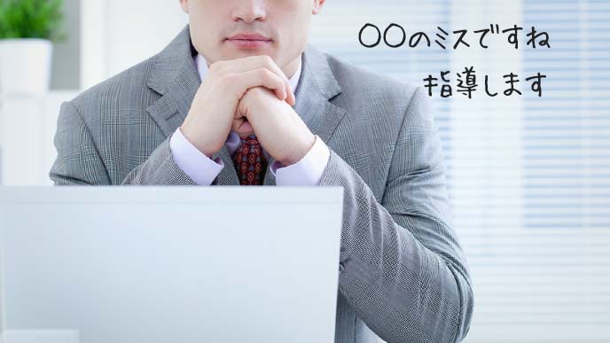 偉そうに頬杖をついている男性