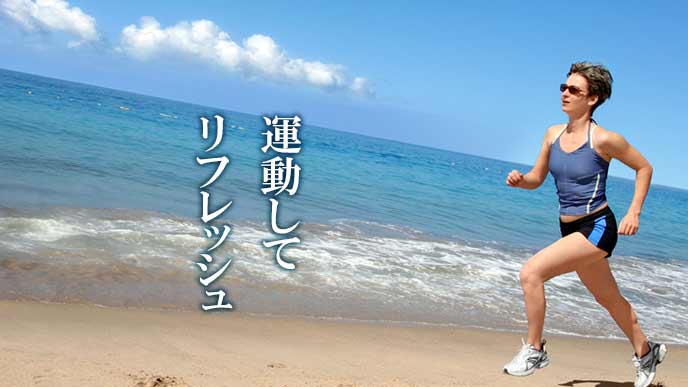 砂浜を走る女性