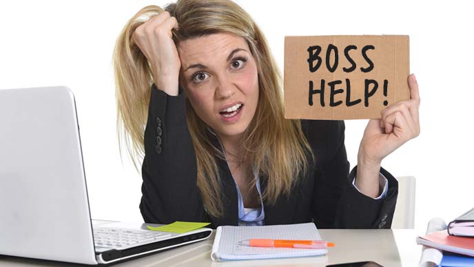 上司にお願いする男性とあっさり承諾する上司