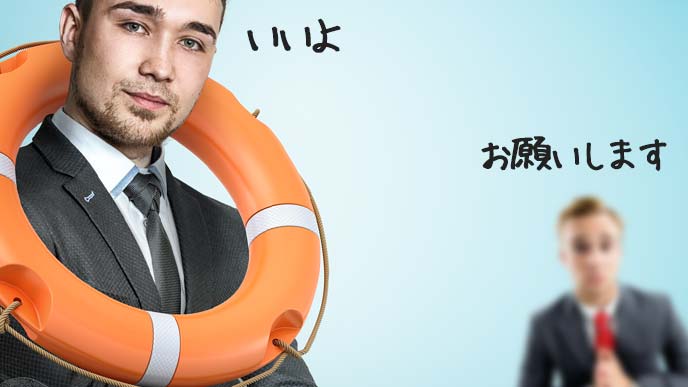 助けてボス!と段ボールのヘルプカードをかざす女性