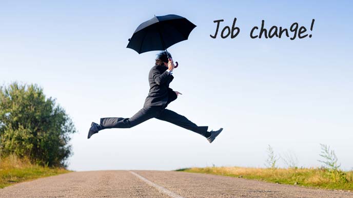 傘をさしたまま素晴らしいジャンプを披露するスーツ姿の男性