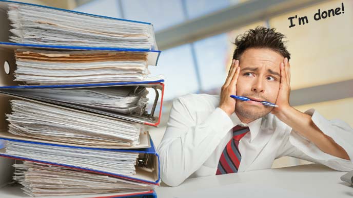 仕事の山に、もう嫌!とつぶやく男性