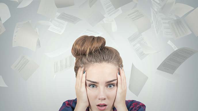 仕事まみれの女性