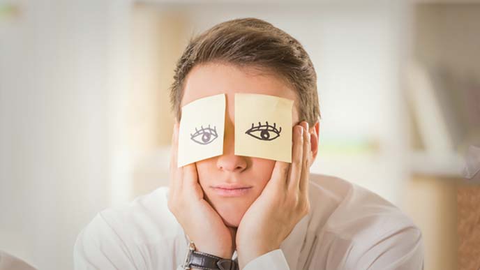 起きてるフリをする男性