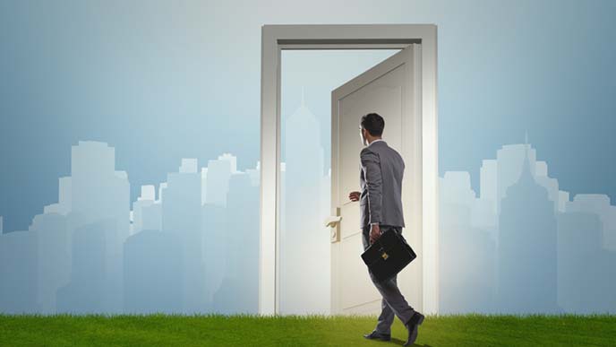 転職へのゲートをくぐるスーツ姿の男性
