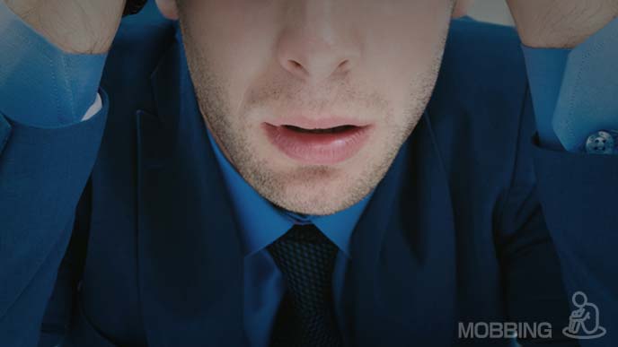 精神的に追い詰められた男性のアップ