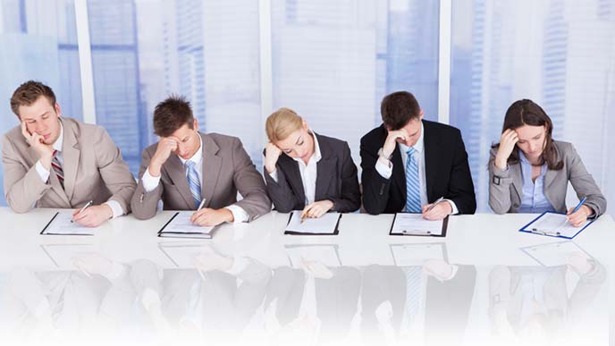 全員眠くて仕方がないミーティングの様子