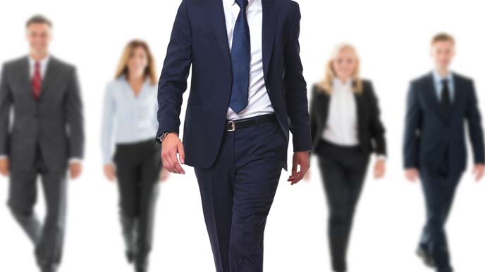 歩いて向かってくるビルネスマンたち