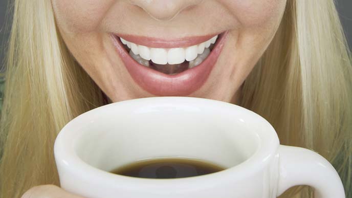 コーヒーを飲む女性のアップ