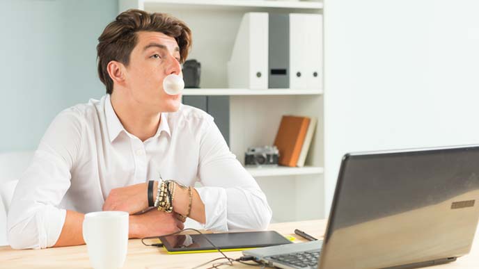 仕事中ガムを噛む男性