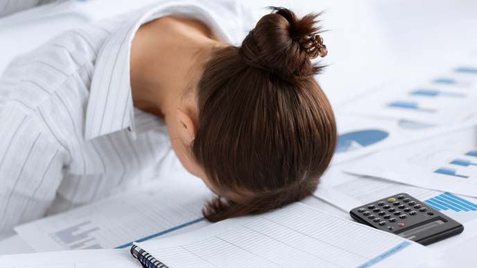 変わった姿勢で仮眠をとる女性