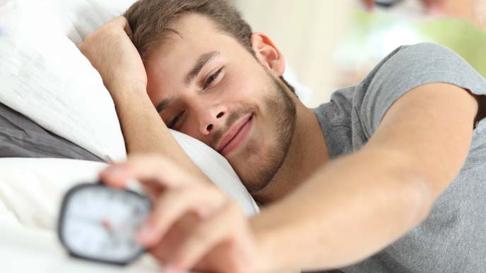 笑顔で目を覚ます男性