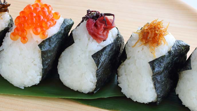 イクラのおにぎり、梅干しのおにぎり、ちりめんの佃煮のおにぎり